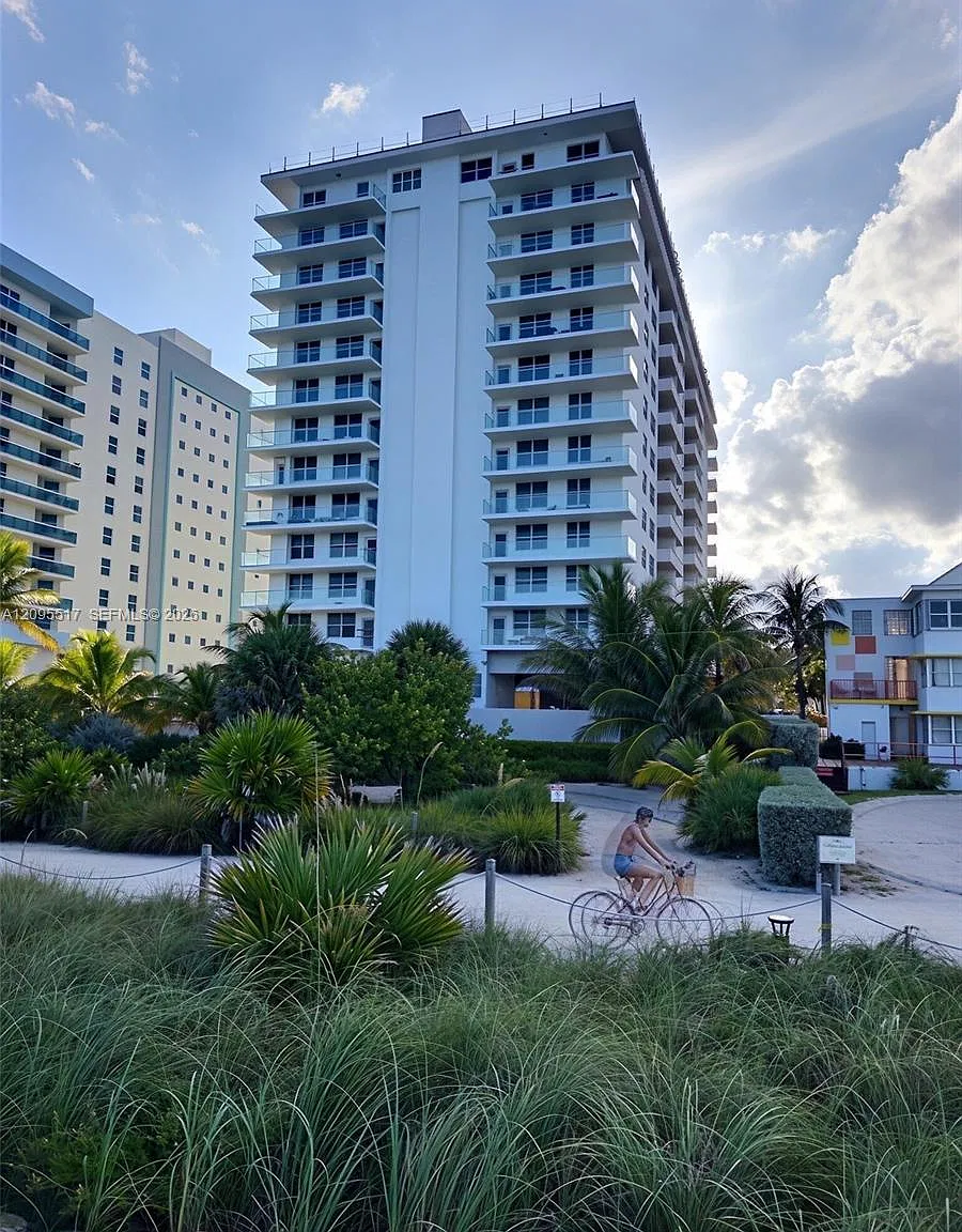 9225 Collins Ave — Photo 4