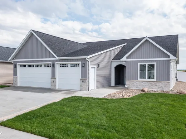 411 Lennox Dr, Bismarck, ND 58504