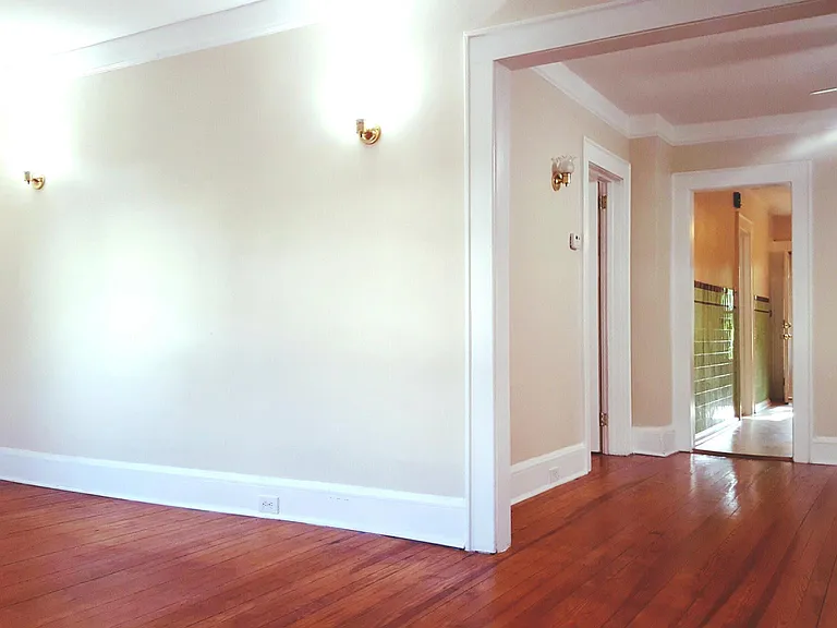 Living Room acess to Dining Room