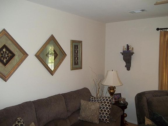 4th image of 718 Appletree Ln