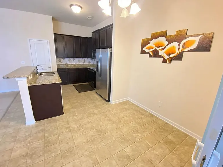847 Dovefield Ln — Photo 4