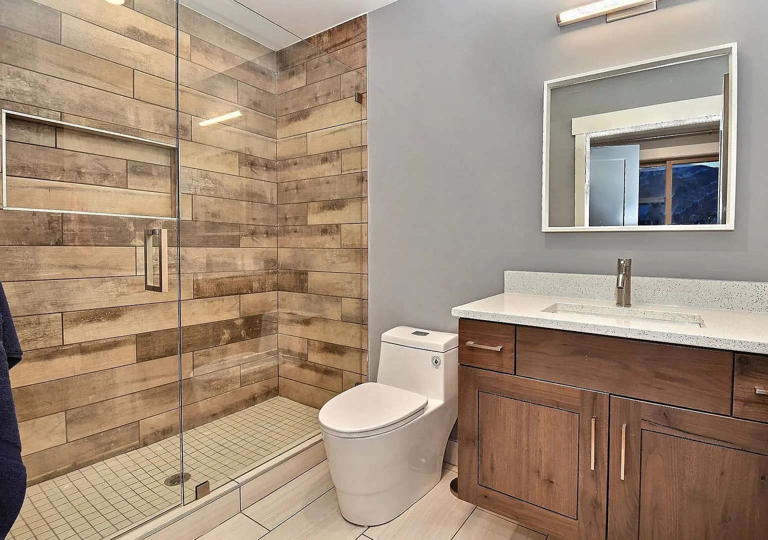 Gorgeous Top Floor Condo in Prospector!! — Photo 4