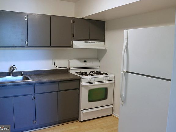 5th image of 11 Canterbury Sq APT 402