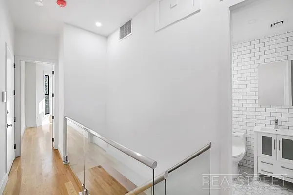 Rented by Real Street Inc | media 29