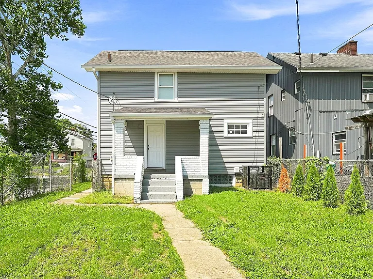 1112 Peters Ave — Photo 2