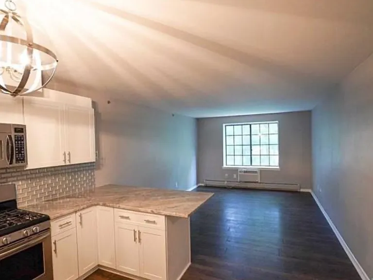 1418 Faulkner Ct — Photo 2
