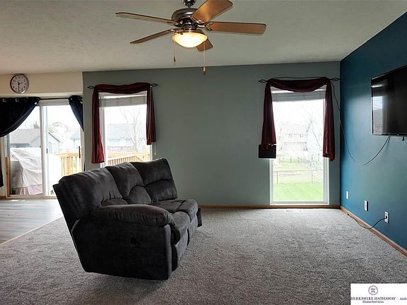 3rd image of 613 Rosewood Ave