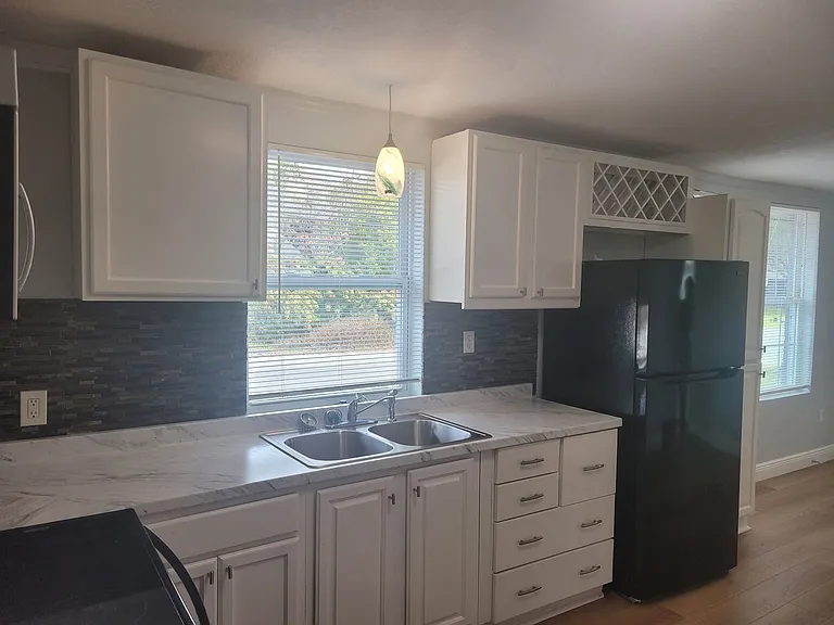 1320 Oleander Ave — Photo 9