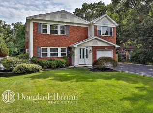 15 Serene Pl, Hauppauge, NY 11788