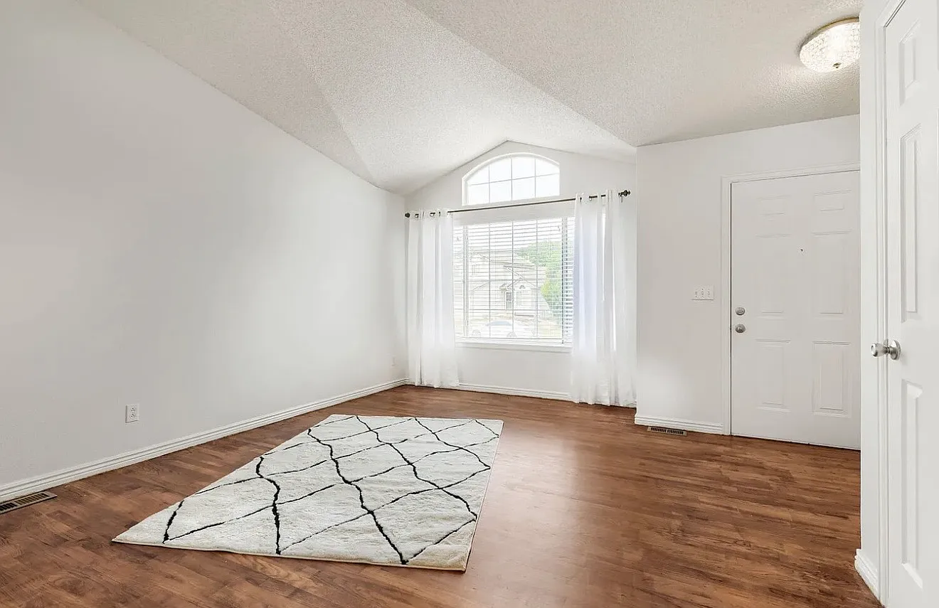 4 bed, 2001 sqft, $3,300 — Photo 1