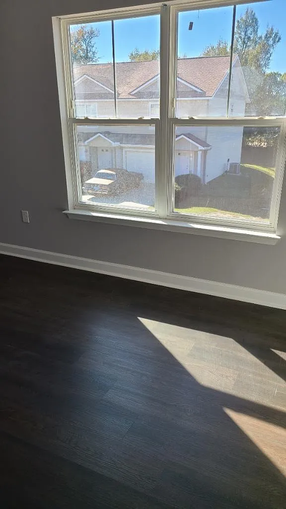 3 bed, 2.5 bath, 1350 sqft, $1,650 — Photo 3