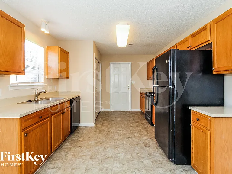 802 Almora Dr — Photo 7