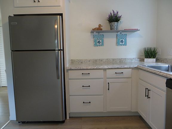 3rd image of 6 Zabriskie Dr APT A