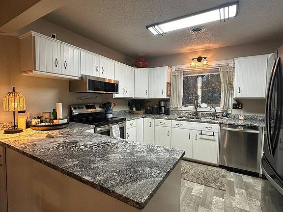 4th image of 617 Edgewater Dr