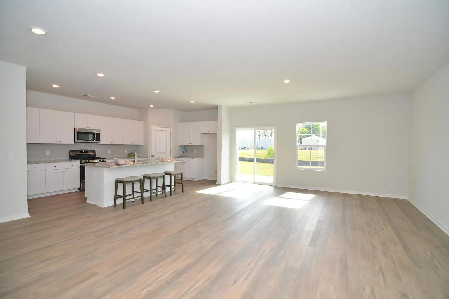 5 bed, 2.5 bath, 2315 sqft, $3,000 — Photo 3