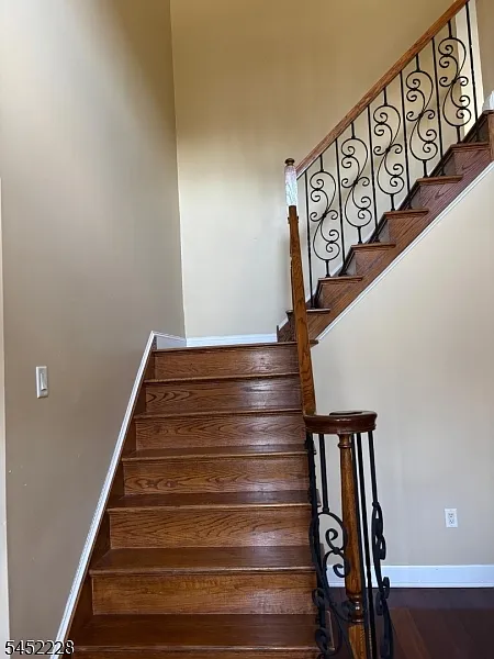 4 bed, 3.0 bath, 3300 sqft, $5,500 — Photo 2