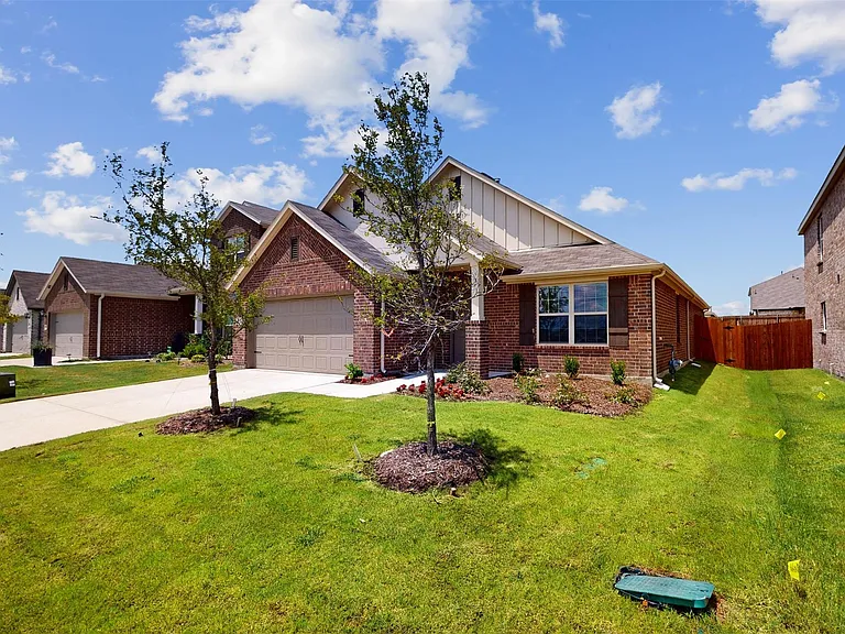 1817 Grassland Dr — Photo 2