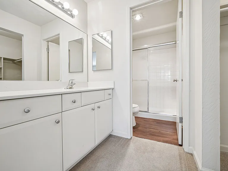 Skylark Apartments — Photo 37