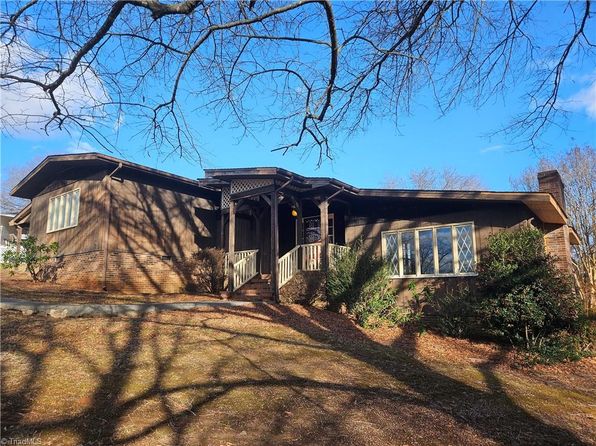 112 Balcony Ln, Mount Airy, NC 27030