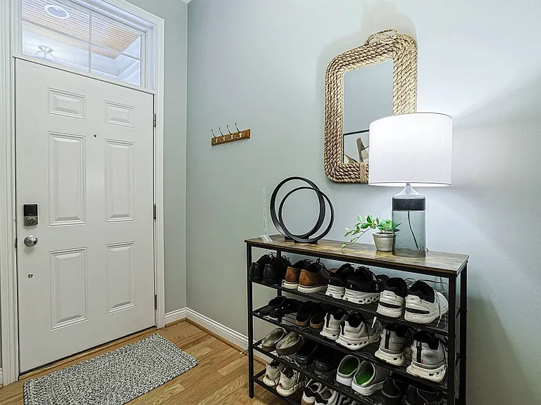 215 Stetson St — Photo 5