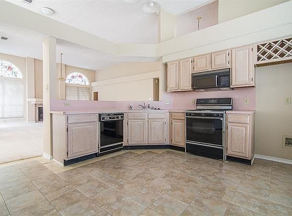 2nd image of 5617 Willowbrook Dr