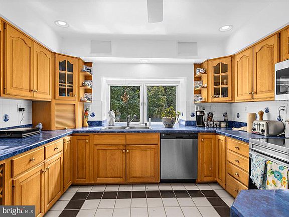 5th image of 1225 Mount Pleasant Dr