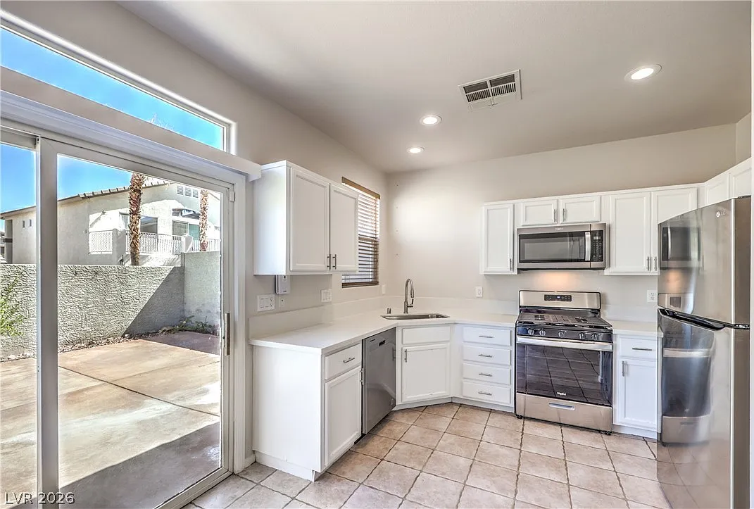 3 bed, 2.0 bath, 1105 sqft, $1,900 — Photo 4