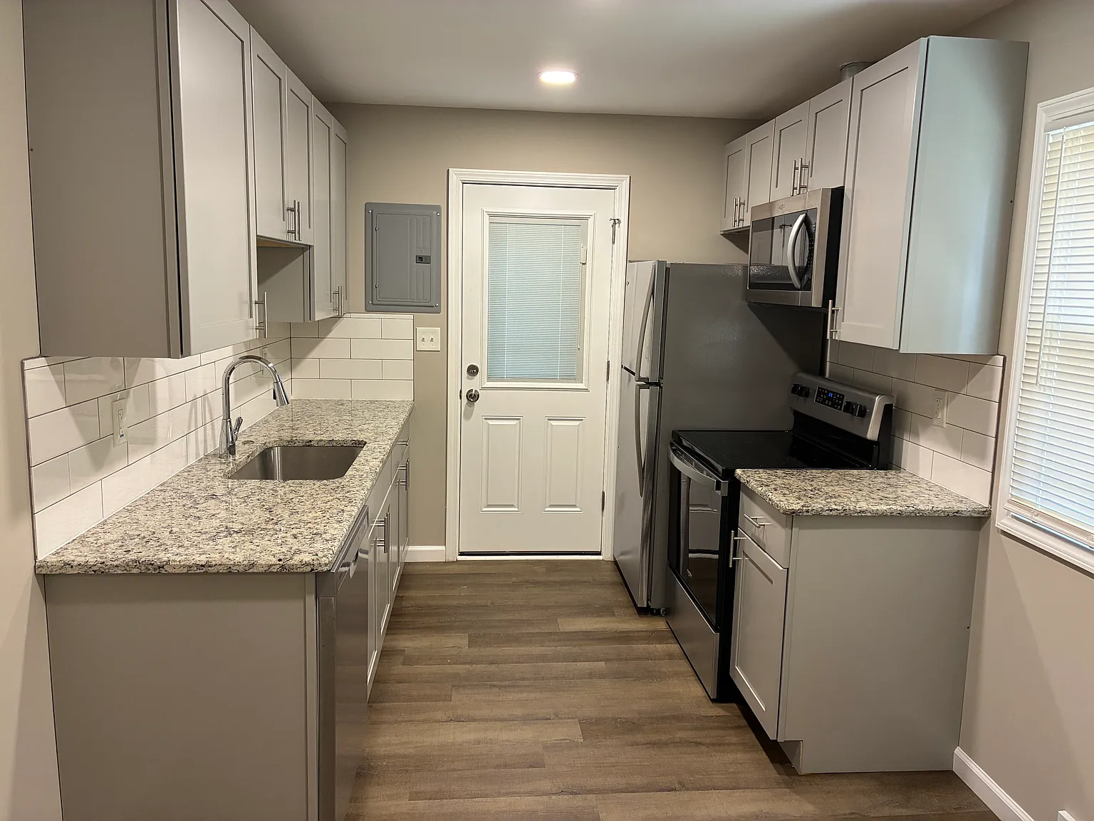 3 bed, 900 sqft, $1,695 — Photo 2