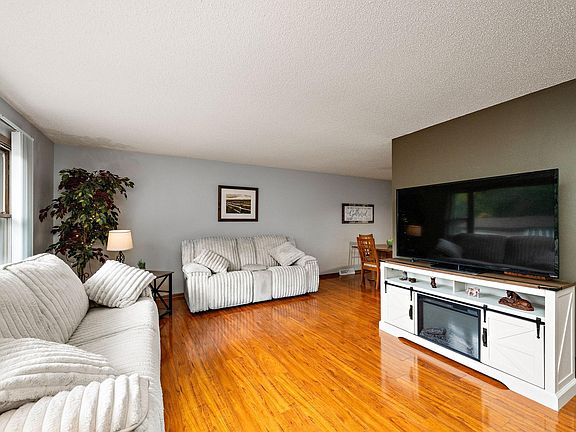 4th image of 109 Oak Ave SW