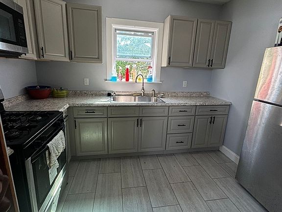 3rd image of 129 Marchand St #2