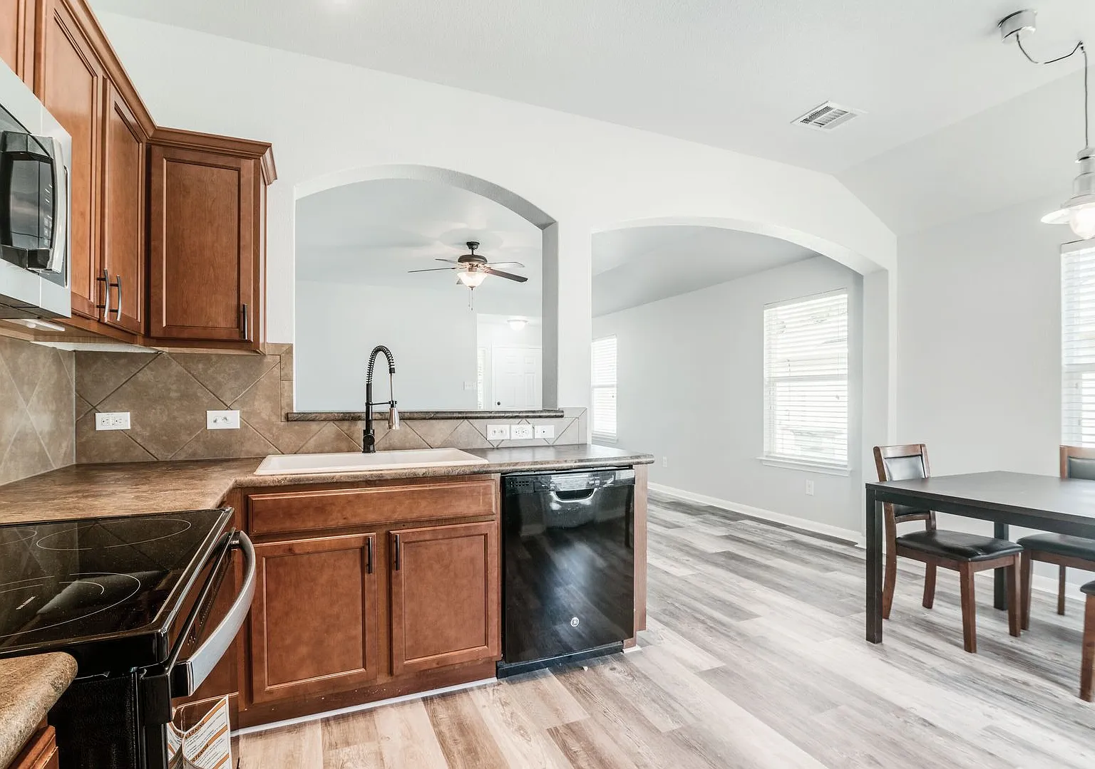 3 Br /2 Ba - 1354 Sf Home In San Marcos - Updated Vinyl Floors! — Photo 4