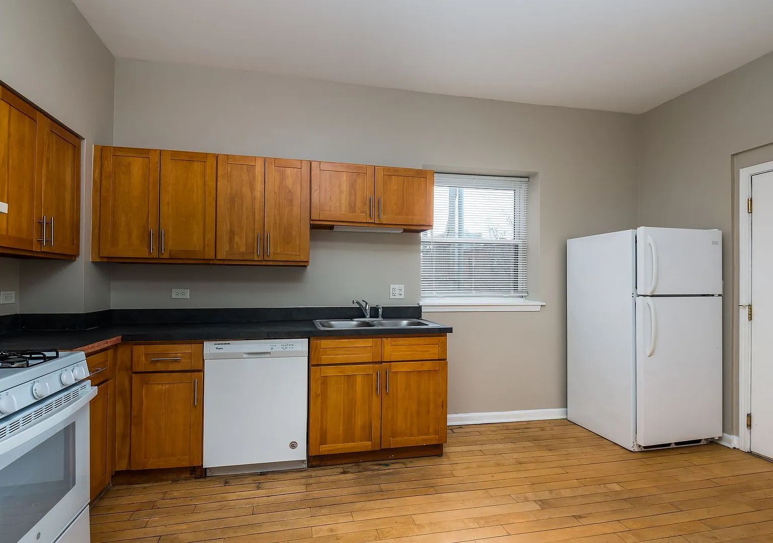 3 bed, $1,785 — Photo 2