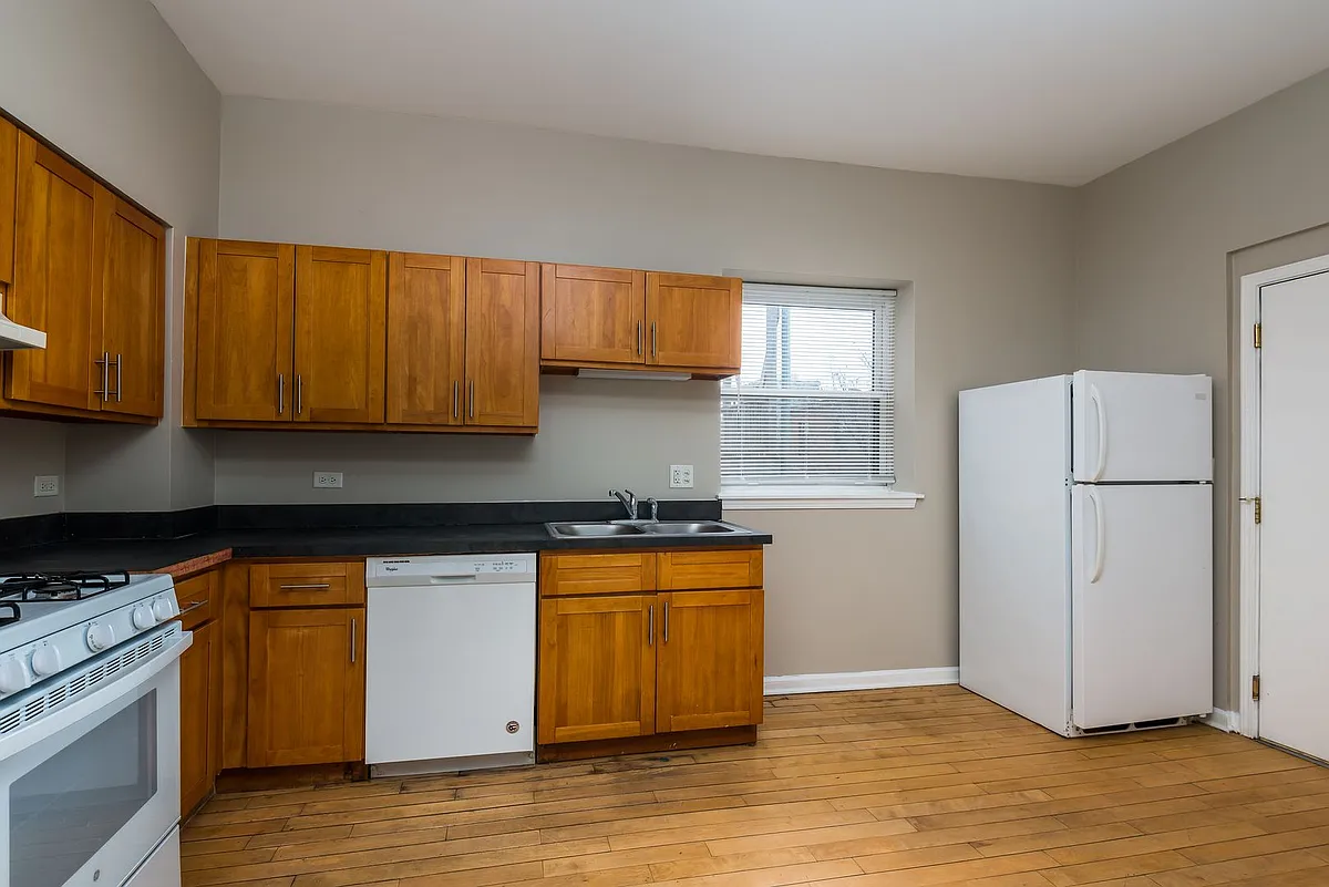 Building Photo - 6042 S Prairie Ave #2