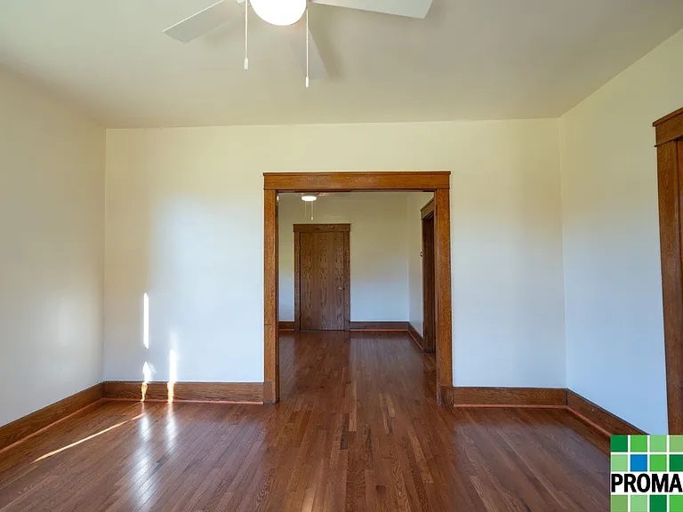 21 Moore Ave — Photo 2