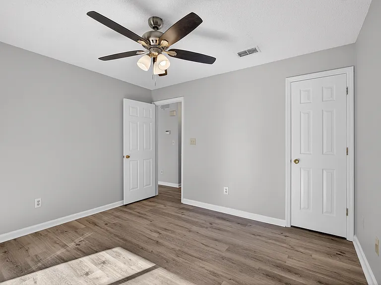 423 Granville Ct — Photo 13