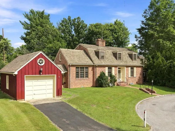 6 Academy Ct, Berryville, VA 22611