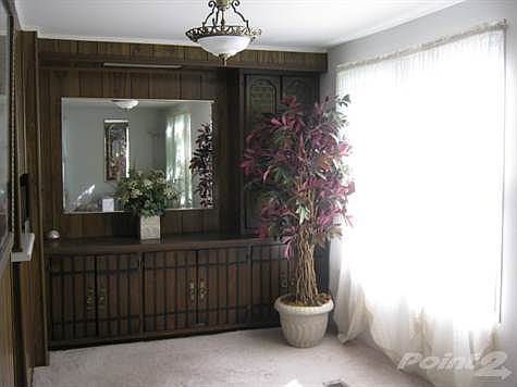 Dining room w/ Built in