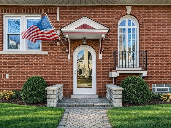 2nd image of 902 S Crescent Ave