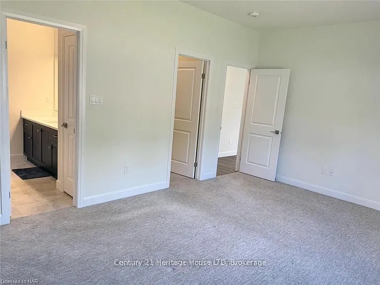 11 Beachwalk Cres — Photo 4