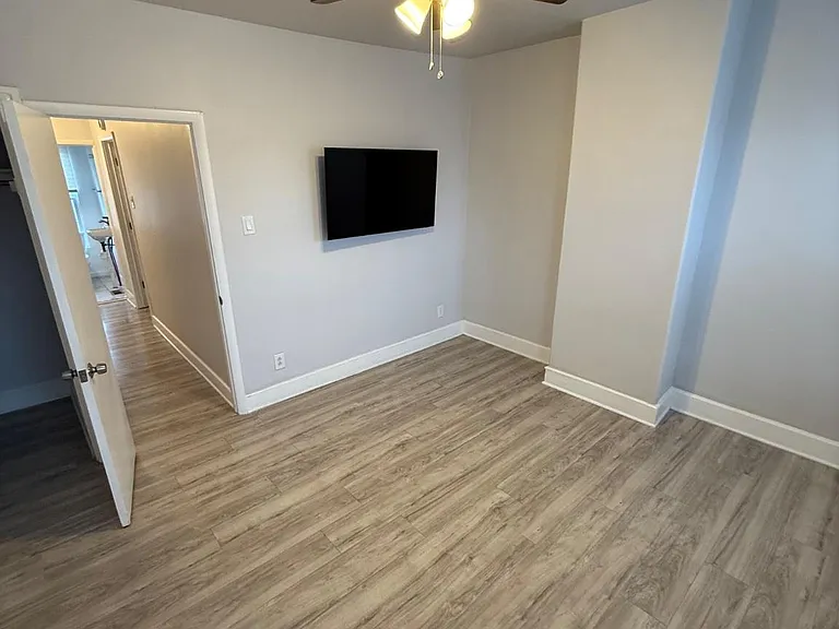 2040 N Darien St — Photo 19