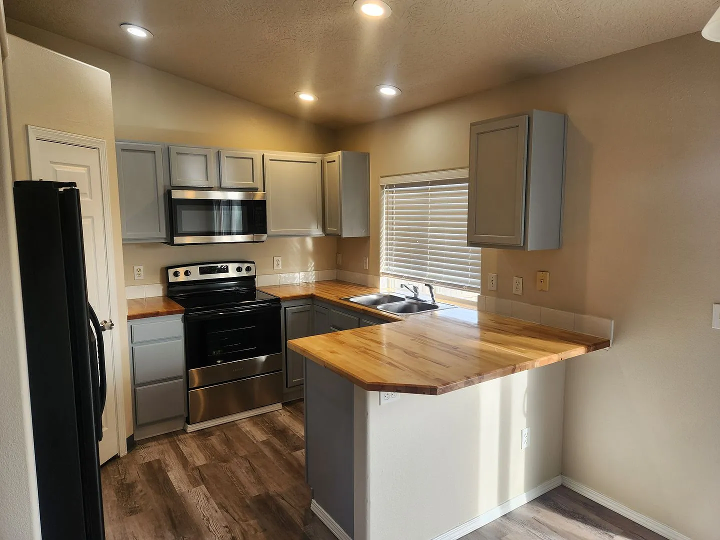 Remodeled 3 bedroom — Photo 4