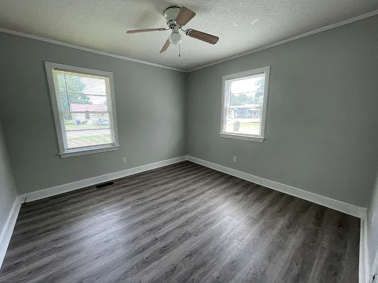 204 E James St — Photo 20
