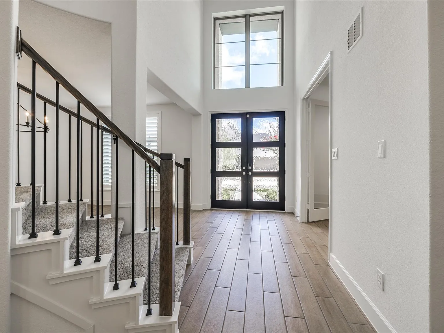 5 bed, 4.5 bath, 4228 sqft, $4,750 — Photo 3