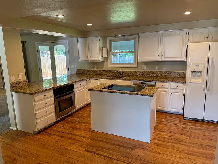 Granit countertops and an open floorplan