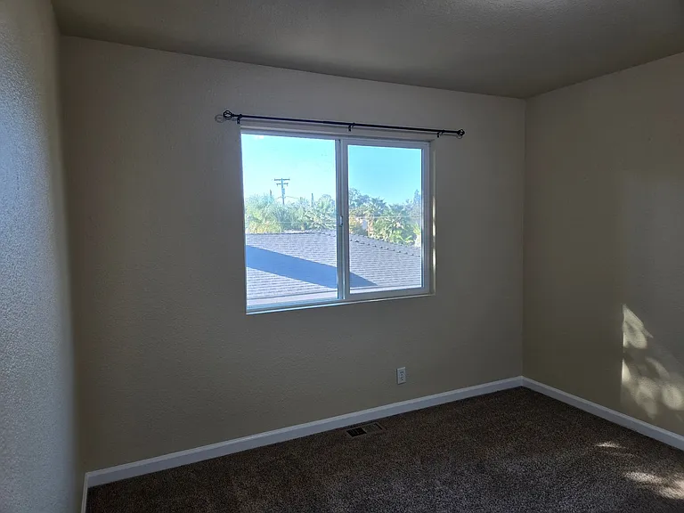 558 Vermont Ave #B — Photo 5