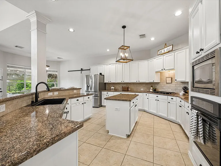 1125 Shady Knoll Ln — Photo 9