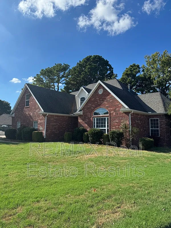 3 bed, 2.0 bath, 2854 sqft, $2,750 — Photo 2