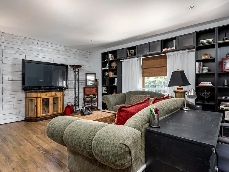 801 W McGee St #25 — Photo 9