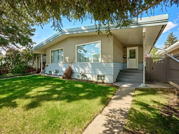 812 A S 69th Ave SW, Calgary, AB T2V 0P3
