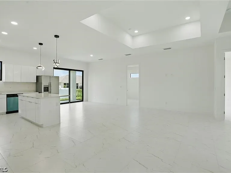 472 Rajah St — Photo 11
